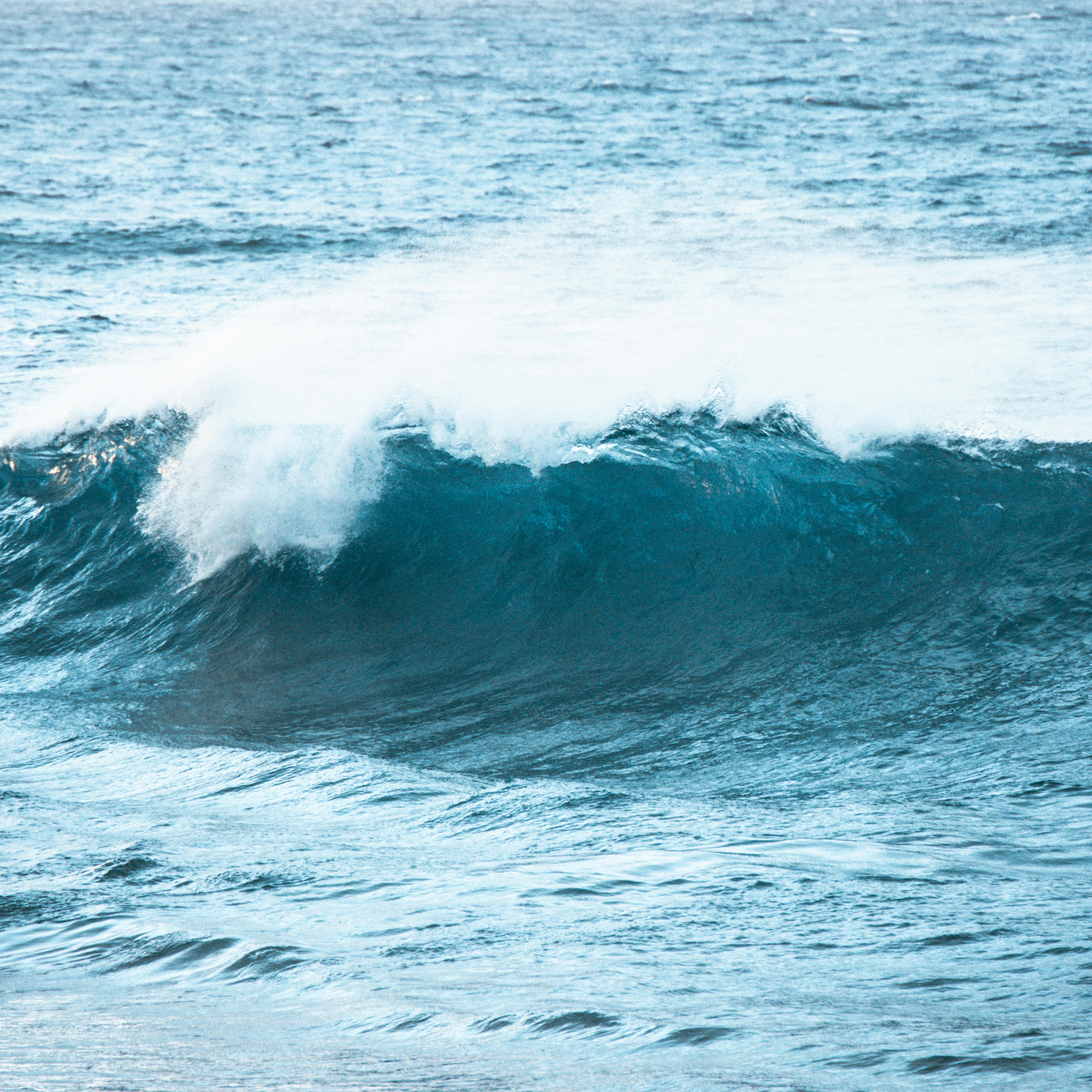 splashing waves on turquoise sea