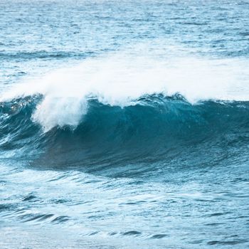 海浪与碧绿色的海水猛烈相撞，激起泡沫飞溅，景色迷人