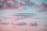 日落时分，柔和的云彩营造出宁静而梦幻的天空景象