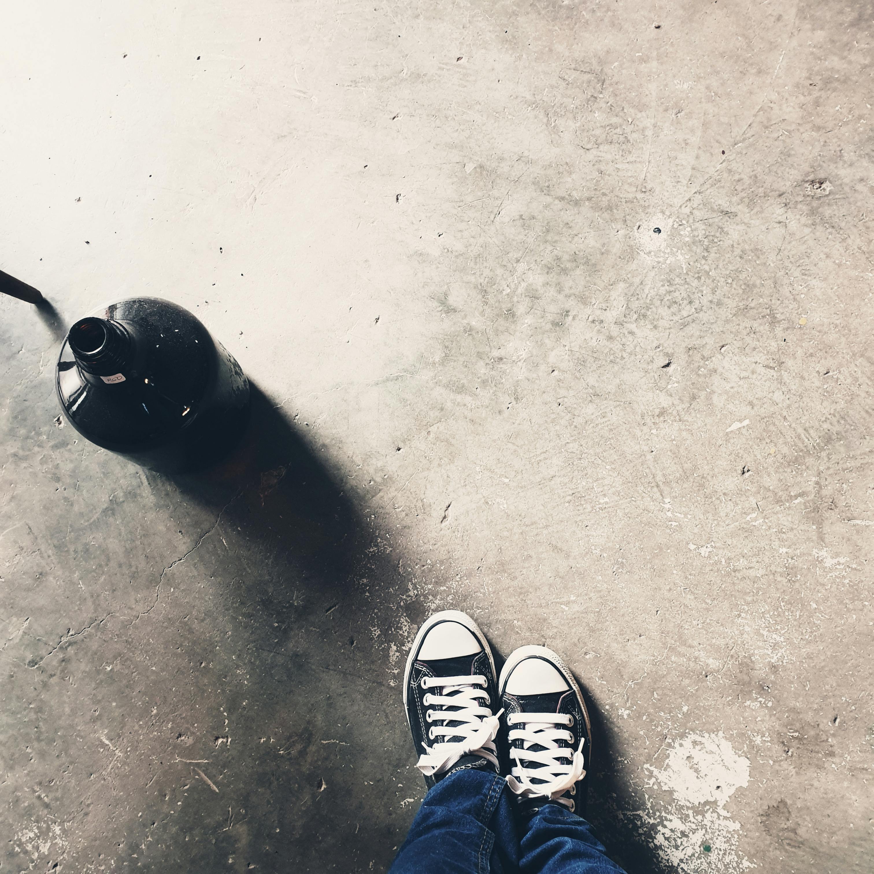 잔잔한 호수 근처 산책로