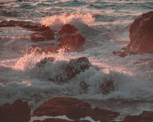 Free Captivating view of waves crashing into rocks during a stunning Honolulu sunset. Stock Photo