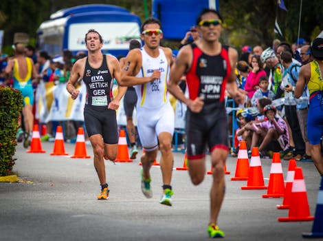 在冠军赛期间，一名穿着运动服的强壮专业男子短跑运动员在现代拥挤的体育场赛道上奔跑