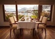 海滨餐厅的优雅餐桌享有码头美景，提供美味佳肴和精致的用餐环境