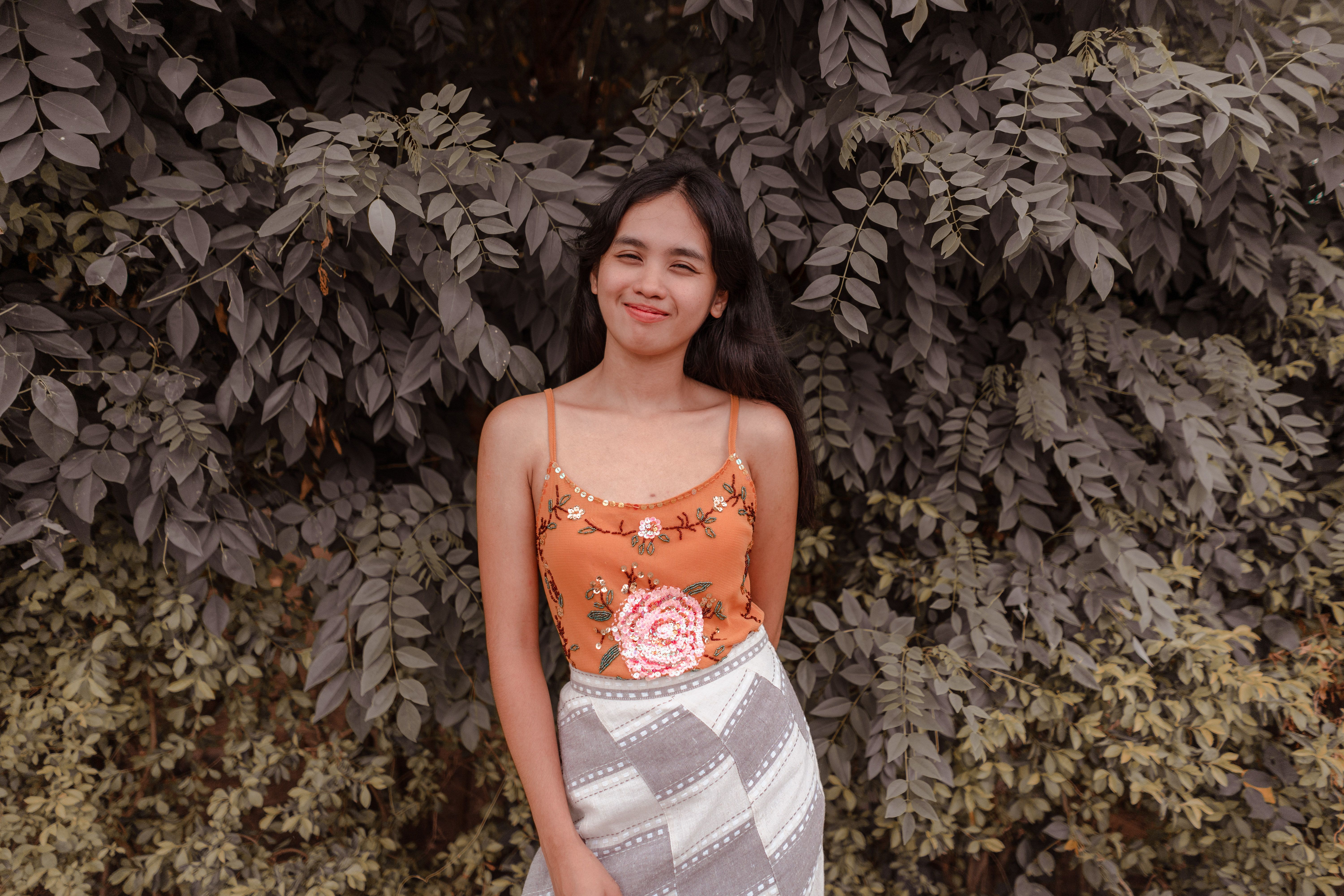 From vintage tops to maxi skirts, build your summer wardrobe with these it girl fashion trends — Photo by Abet Llacer on Pexe