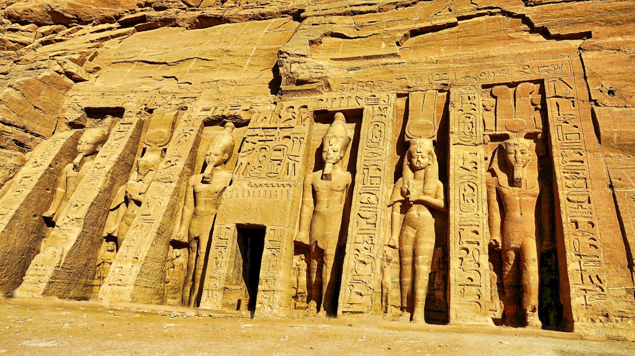 fragments de statues pharaoniques