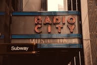 无线电城音乐厅的复古霓虹招牌，营造出都市氛围，唤起复古魅力