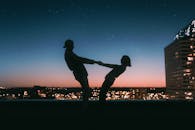 日落时分，一对夫妇在明尼阿波利斯的屋顶上映衬着星空