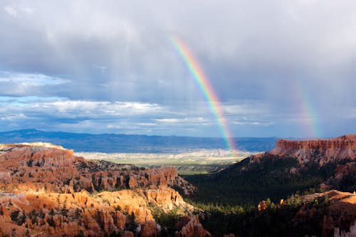 Rainbow Riflette Vicino A Montagne