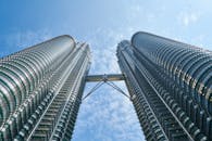 在吉隆坡，标志性的双子塔高耸入充满活力的蓝天