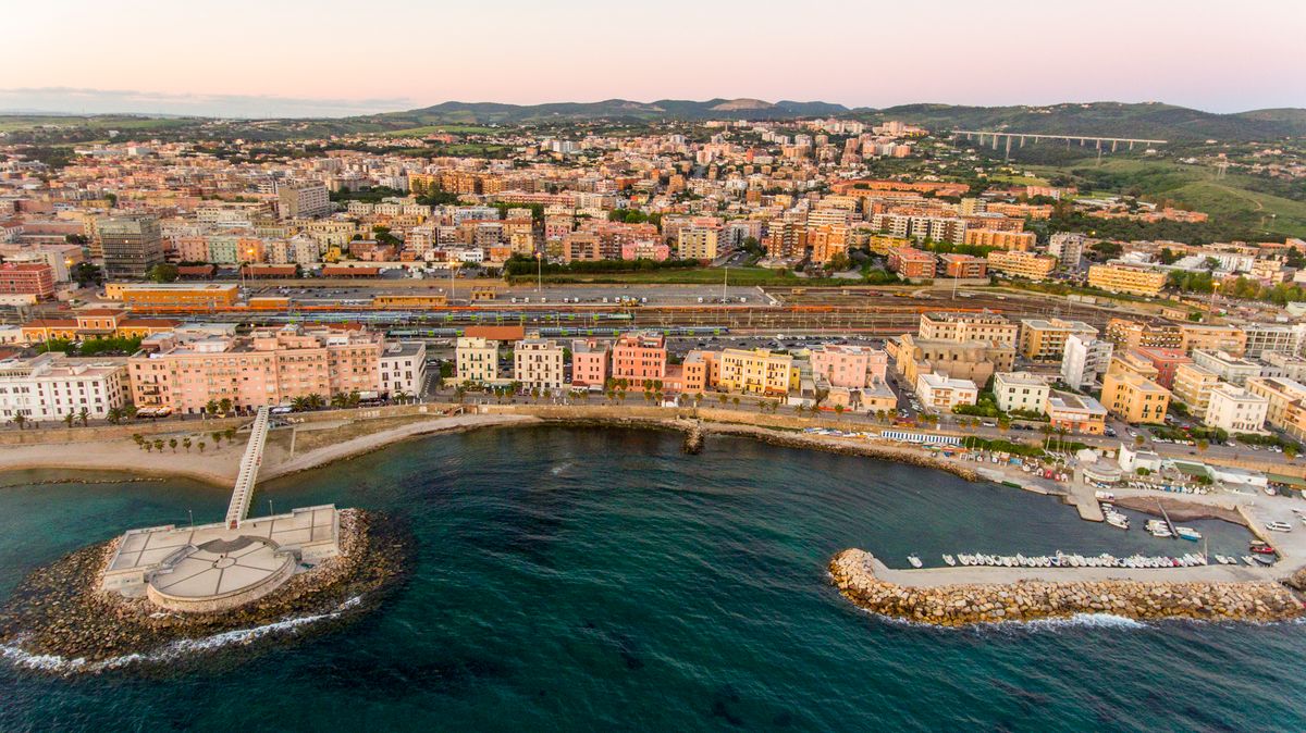 Pranzo e aperitivo sul lungomare della baia — Baia delle Favole: storia, spiaggia e il legame con Andersen