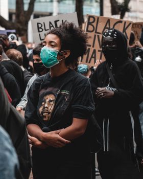 在科隆，人们戴着口罩，举着标语，聚集参加“黑人生命问题”抗议活动