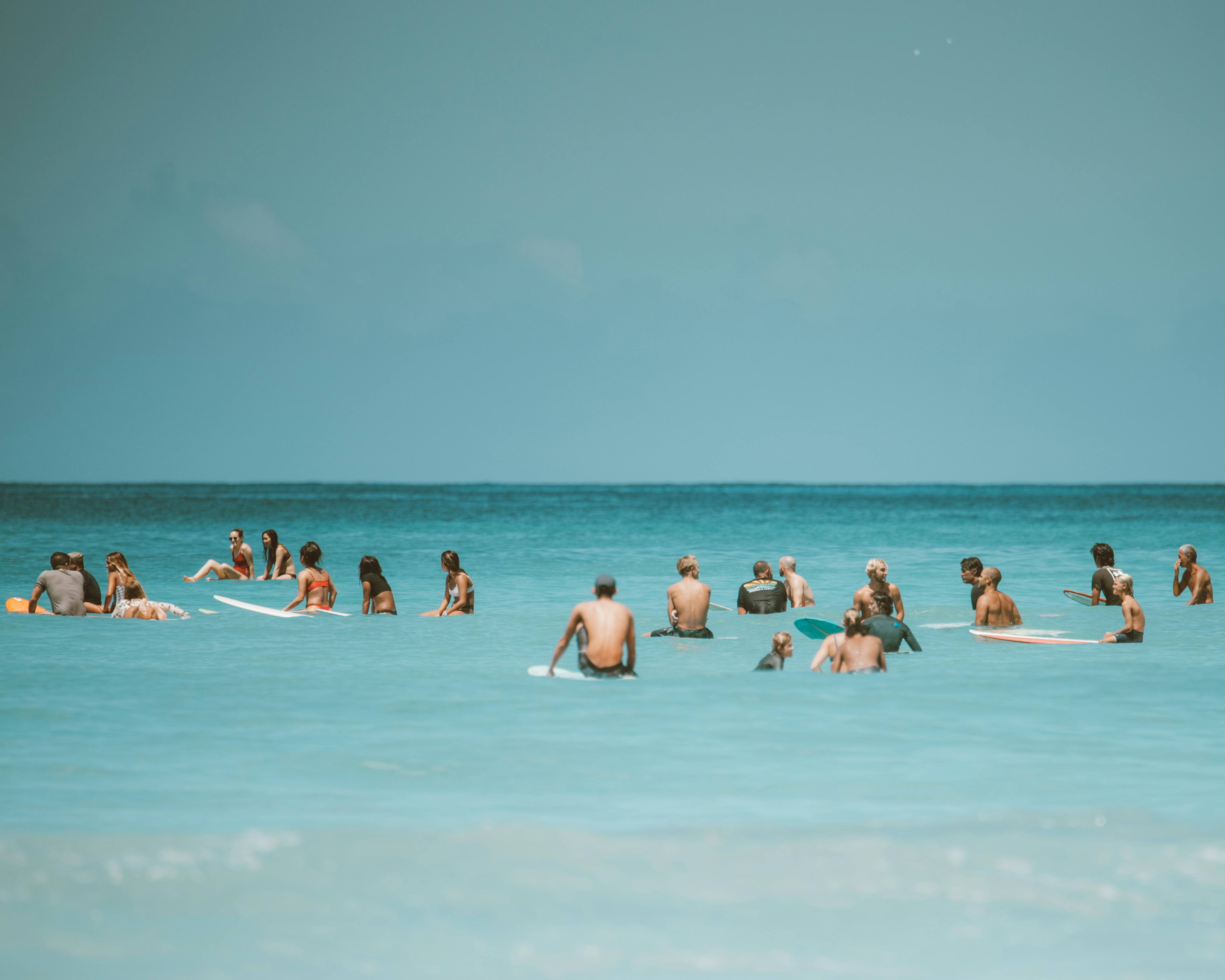 Famille heureuse sur une plage de Malaisie