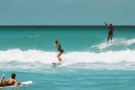 冲浪者在夏威夷乘风破浪，展示冲浪文化和清澈的海水