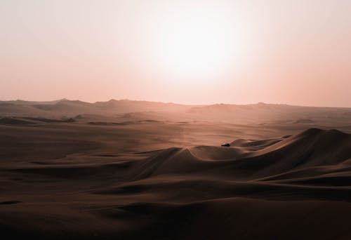 Paysage De Voiture Sur Les Dunes Du Désert