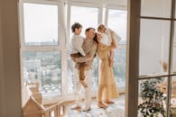 在一个阳光明媚的现代公寓里，快乐的家庭与孩子一起享受时光