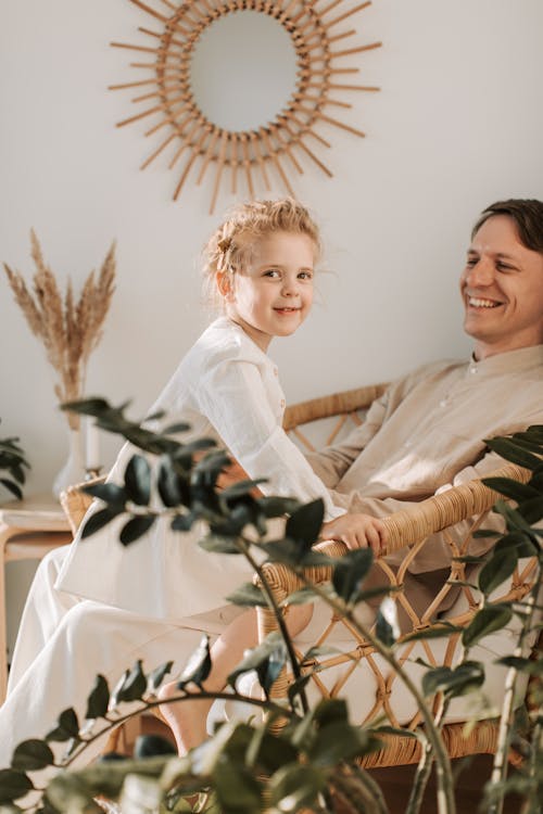 Kostenloses Stock Foto zu blick in die kamera, elternteil, familie