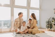 一个快乐的家庭坐在阳光明媚的客厅里，感受着温暖与亲情