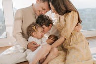 一个幸福的四口之家在室内围坐，共享温馨时光