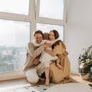 一个快乐的家庭在窗边紧紧相拥，散发着温暖与团结