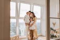 一个充满爱心的家庭，在明亮通风的房间里，靠近一扇大窗户，散发着温暖和团结的气息