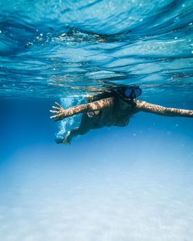 一名女子在夏威夷檀香山附近清澈蔚蓝的海水中浮潜