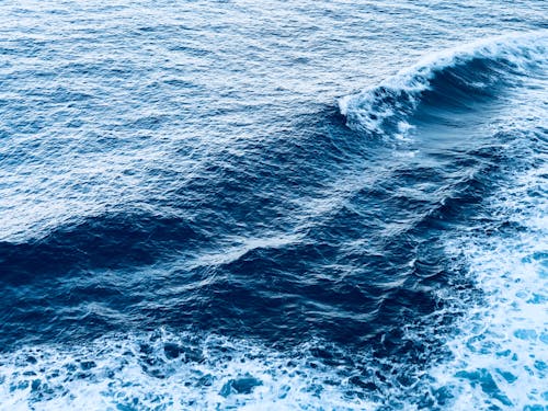 Ocean Waves Crashing 