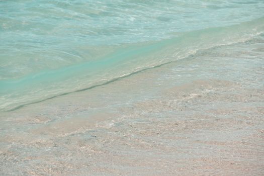 夏威夷宁静的沙滩上，特写着柔和的绿松石波浪