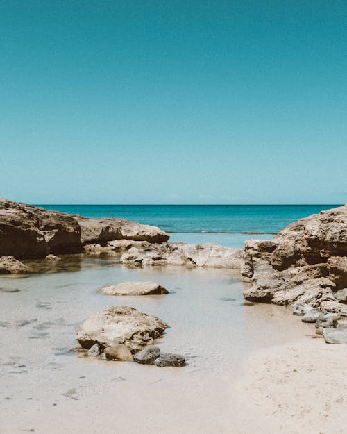 Безкоштовне стокове фото на тему «басейн припливу, безтурботний, кам'янистий пляж»