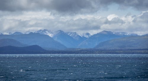 Foto profissional grátis de água, cadeia de montanhas, cênico