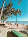 檀香山充满活力的海滩场景与棕榈树和冲浪板，完美的热带度假