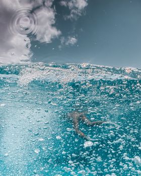 蔚蓝的水中，气泡和阳光映照出一个迷人的水下浮潜视图