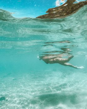 浮潜者探索水下充满活力的海洋场景