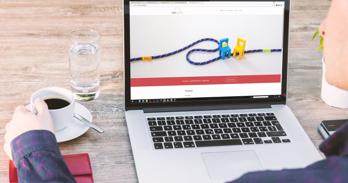 Site web professionnel affiché sur un ordinateur portable