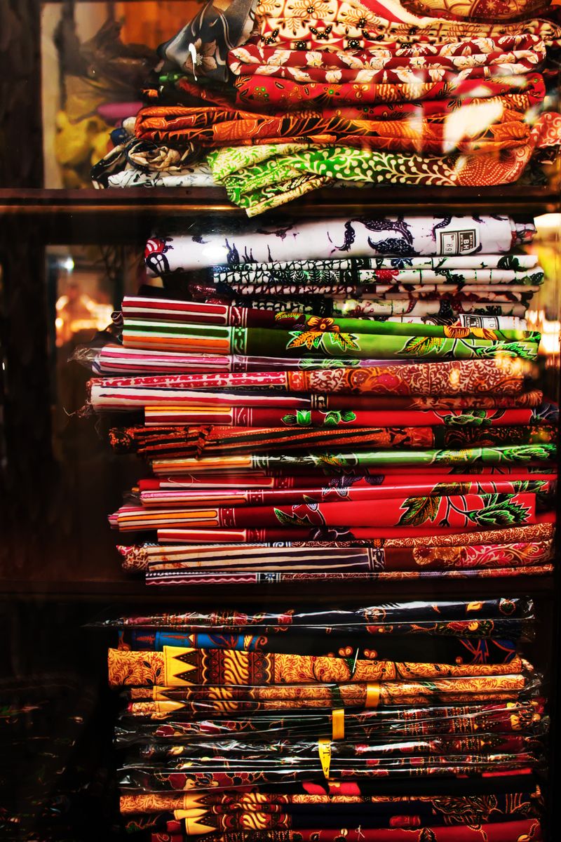 Tumpukan kain batik tradisional Tumpukan kain batik tradisional