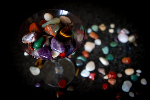 Darmowe zdjęcie z galerii z kamienie, kamyki, lampka wina