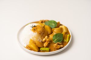 Curry with steamed rice on a plate — photo by Cats Coming on Pexels