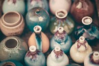 特写镜头展示了彩色手工陶瓷花瓶的艺术工艺