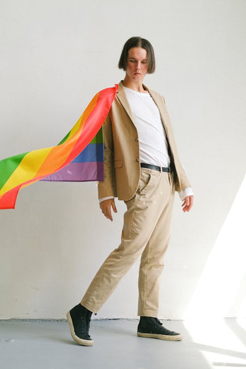 Mężczyzna Z Flagą Gay Pride