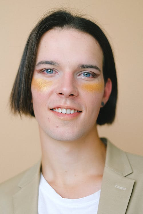 Gratuit Jeune Homme, à, Maquillage, Regarder Appareil Photo Photos