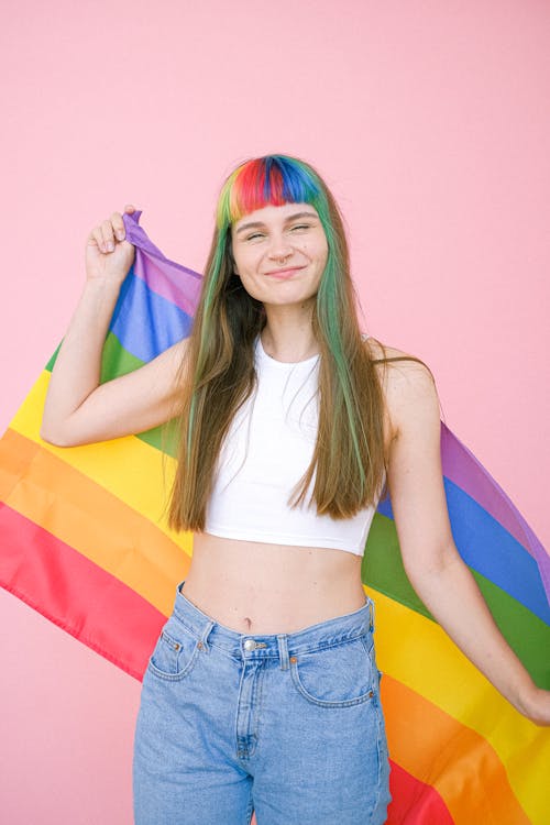 Mulher De Camiseta Branca Segurando Uma Bandeira Do Orgulho Gay