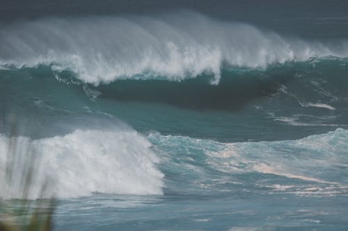 Ocean Waves Crashing on Shore