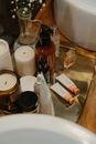 浴室梳妆台上护肤品和美容产品的美观排列