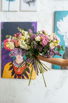 画廊里，充满活力的花束与艺术墙壁装饰相得益彰