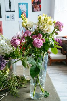 室内玻璃花瓶里插着一束美丽的粉色和白色玫瑰