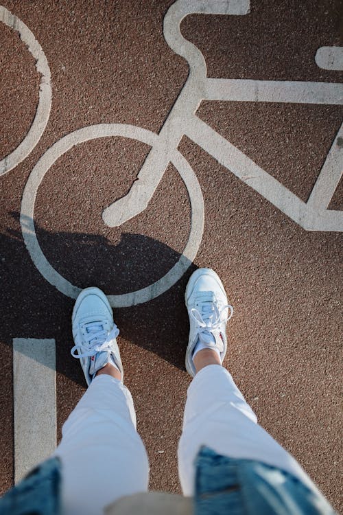 Fotobanka s bezplatnými fotkami na tému anonymný, asfalt, bicykel