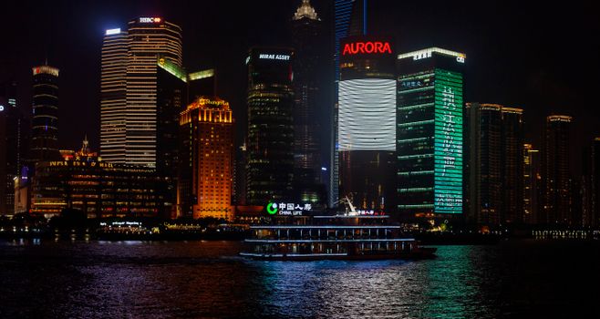 黄昏时分，小镇涟漪河附近，现代多阶段建筑立面的墙壁闪闪发亮