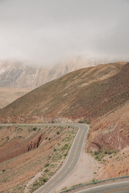 asfalt yol, dağlar, dikey atış içeren Ücretsiz stok fotoğraf