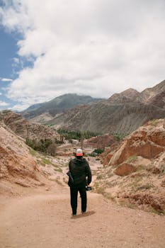 一名男子在阿根廷托马西普尔马马卡探索色彩缤纷山脉的壮丽风景