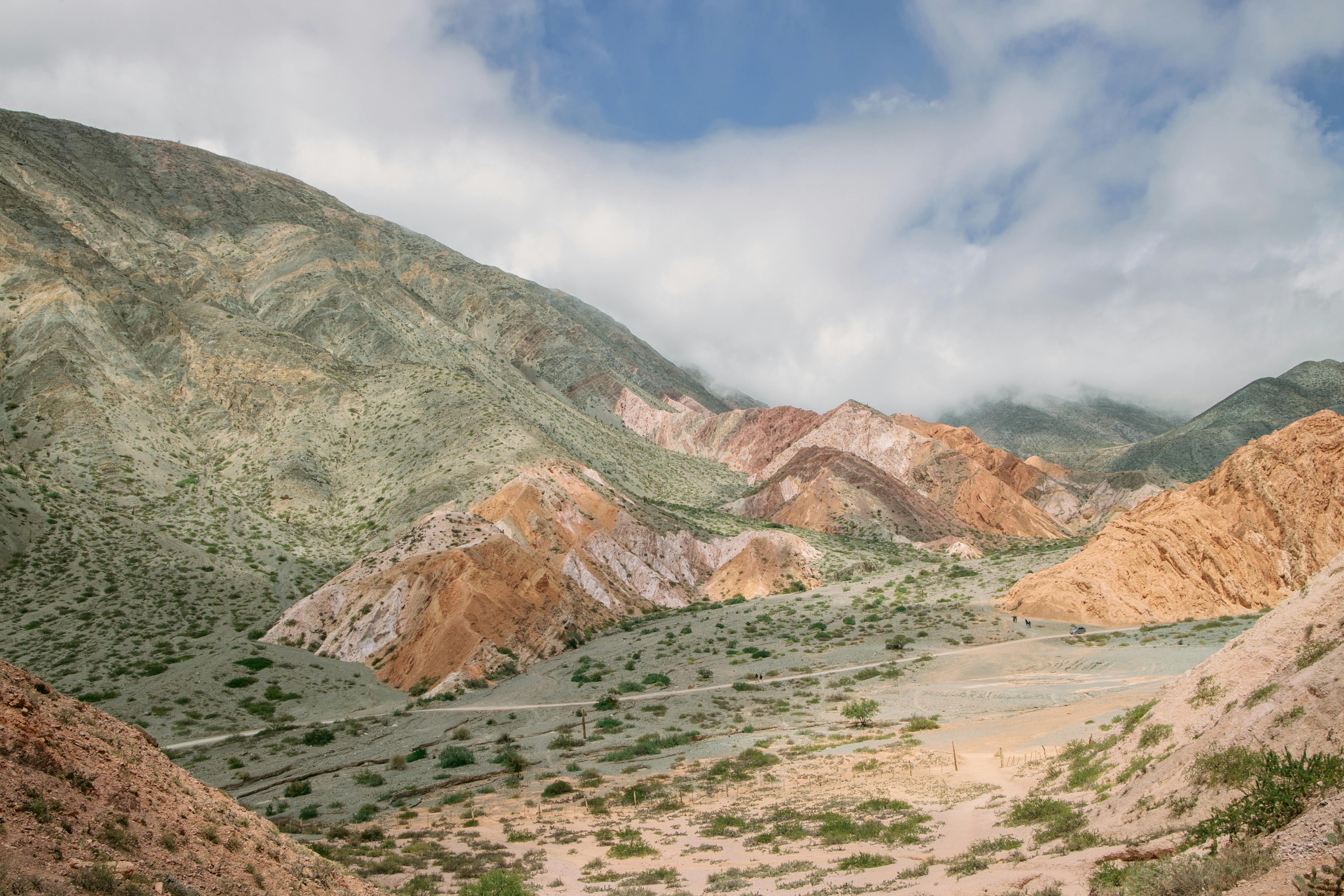 在阿根廷部分多云的天空下，普尔马马卡充满活力的山丘令人惊叹