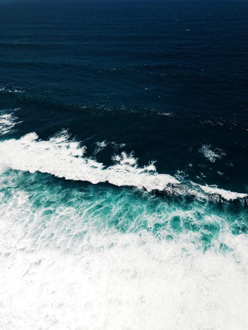 Free 荒天時の明るい泡状の海の波 Stock Photo